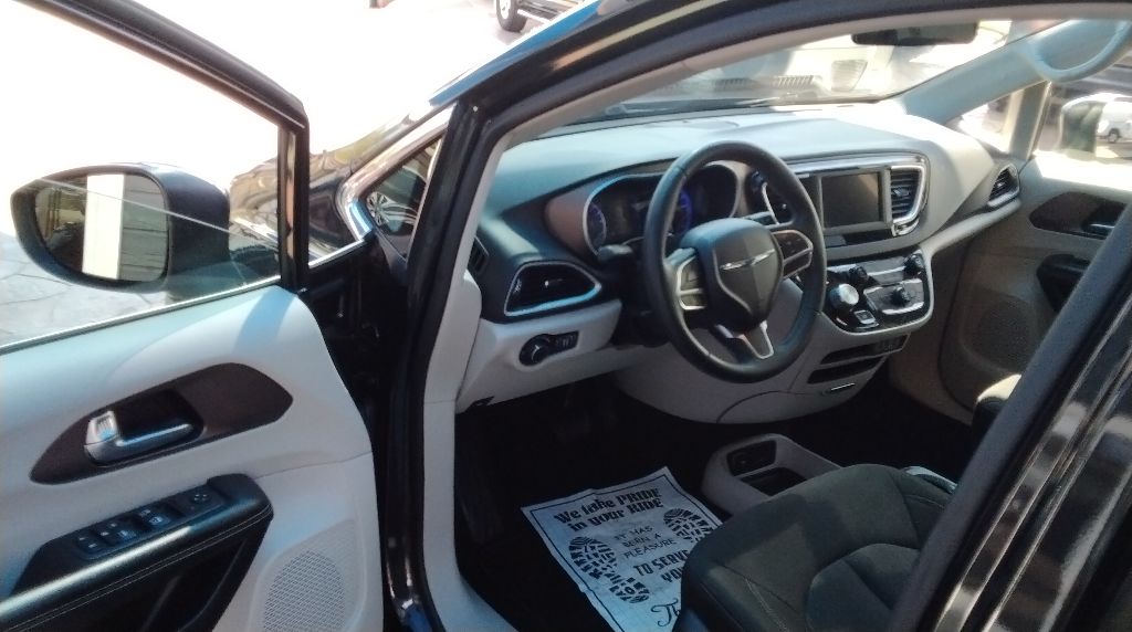 2022 Chrysler Voyager #15