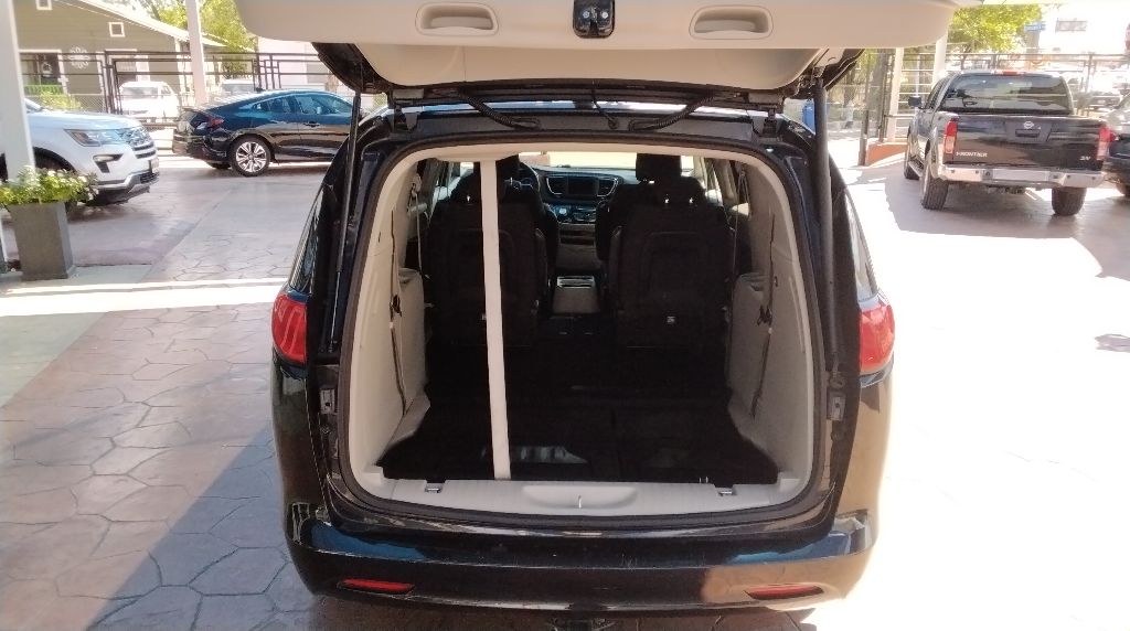 2022 Chrysler Voyager #11