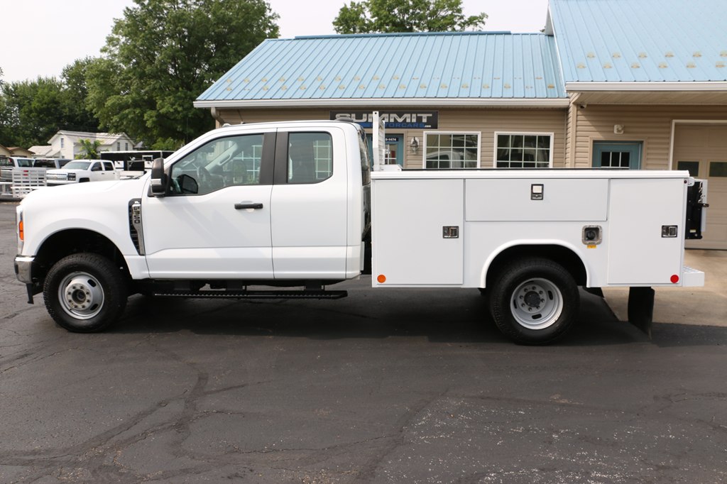 2023 Ford F350 SERV BODY 4x4 7.3L GAS SERVICE BODY - Image 2