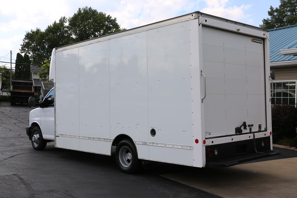 2021 Chevrolet EXPRESS 3500 3500 6.6L BOX TRUCK - Image 3