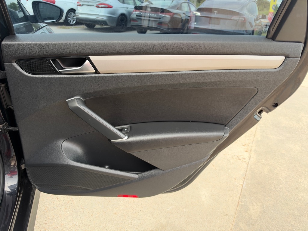 Photo 17 of this VOLKSWAGEN PASSAT