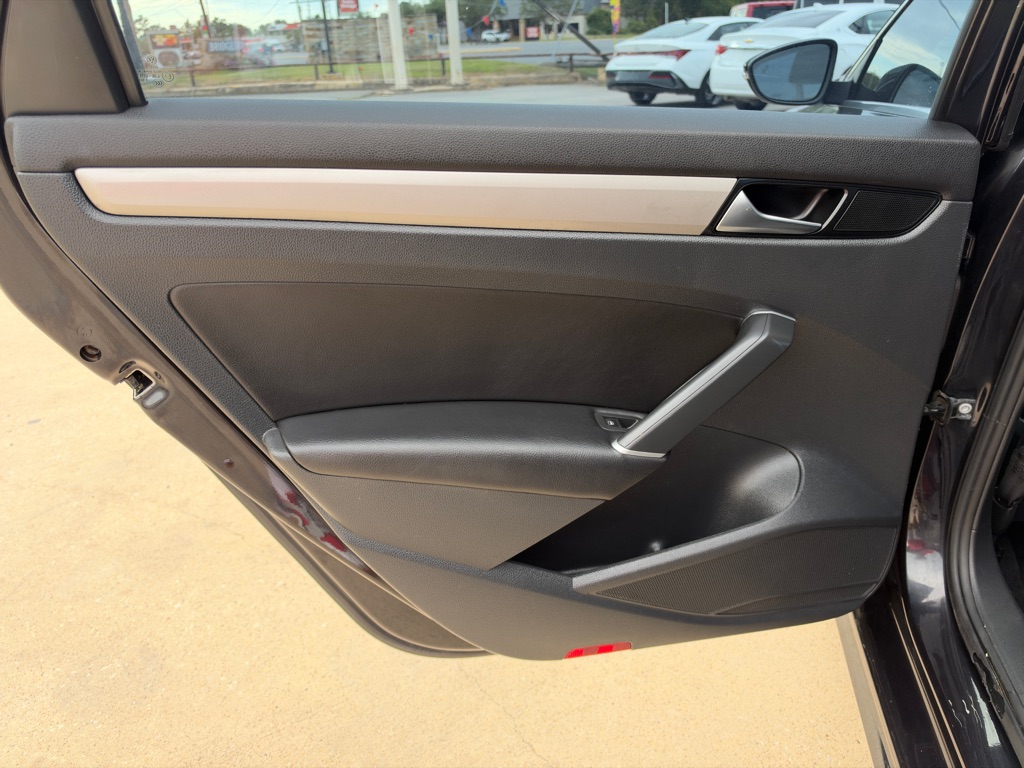 Photo 14 of this VOLKSWAGEN PASSAT