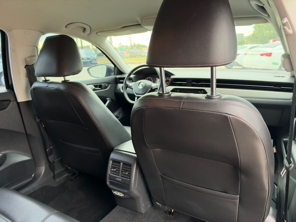 Photo 16 of this VOLKSWAGEN PASSAT