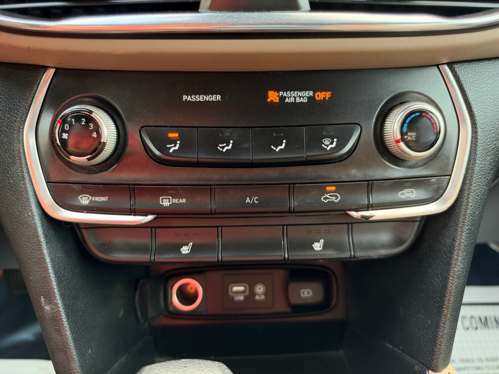 Photo 29 of this HYUNDAI SANTA FE