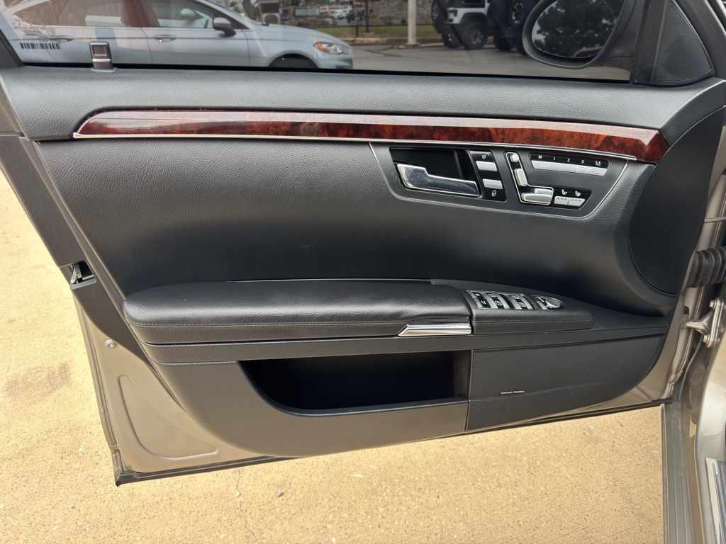 Photo 24 of this MERCEDES-BENZ S-CLASS