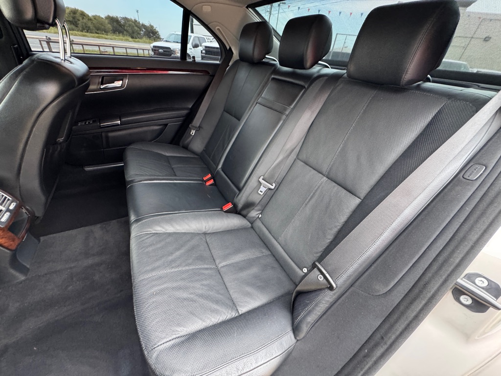 Photo 13 of this MERCEDES-BENZ S-CLASS