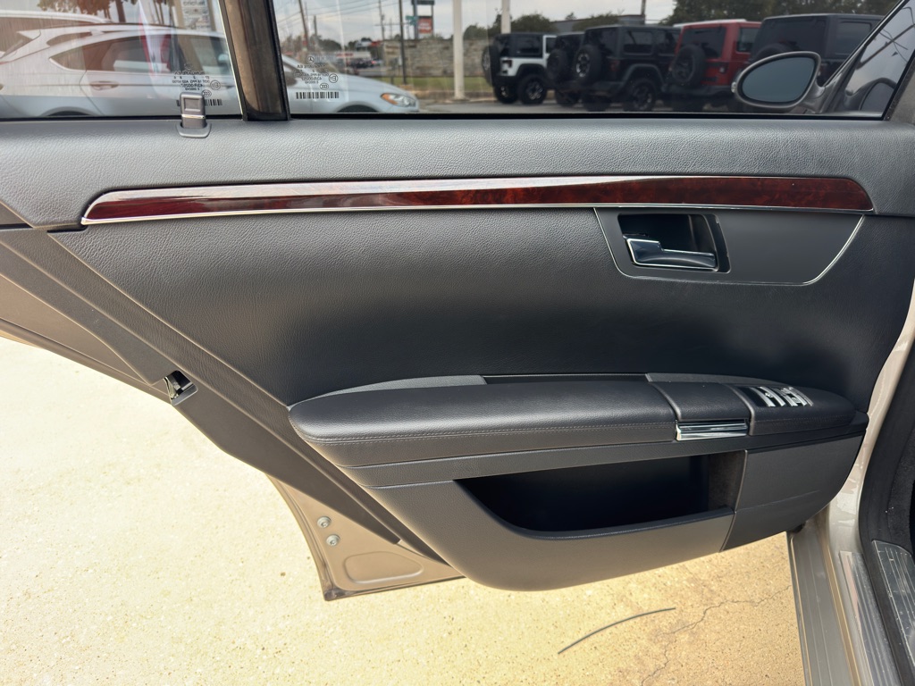Photo 15 of this MERCEDES-BENZ S-CLASS