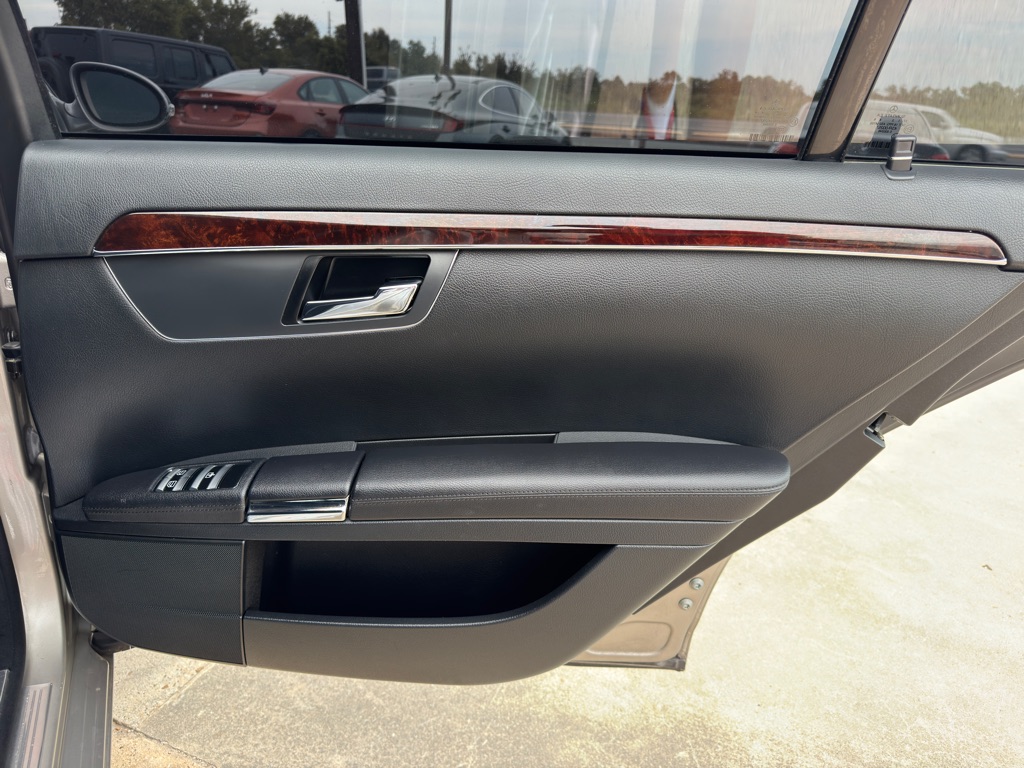 Photo 18 of this MERCEDES-BENZ S-CLASS