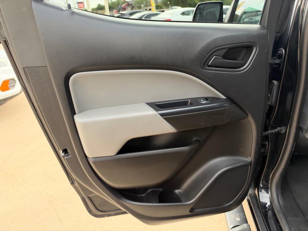 Photo 15 of this CHEVROLET COLORADO