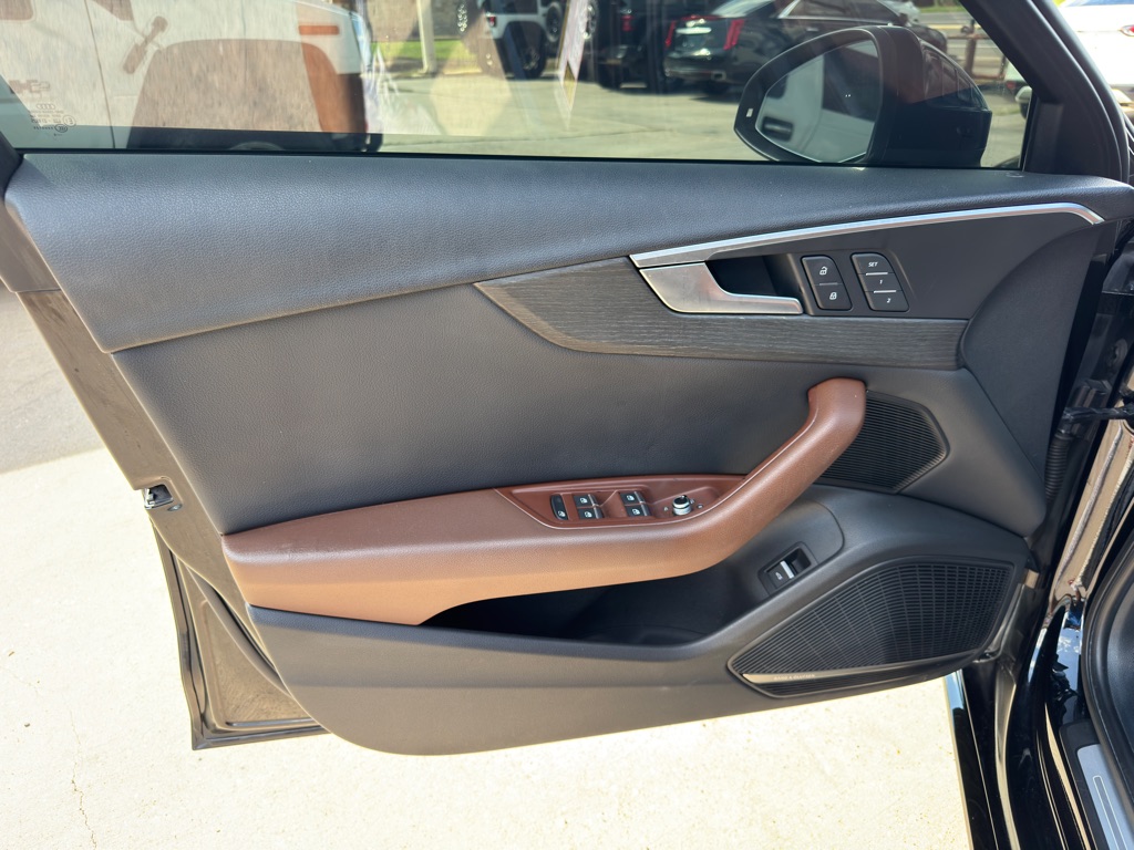 Photo 25 of this AUDI A4