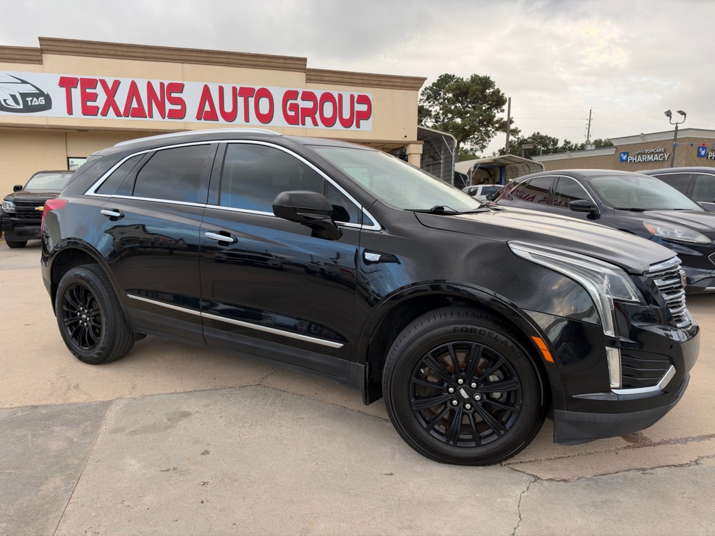 Photo 2 of this CADILLAC XT5