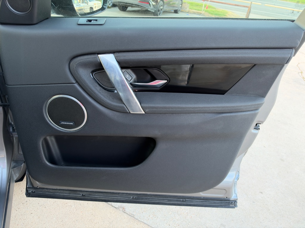 Photo 18 of this LAND ROVER DISCOVERY SPORT