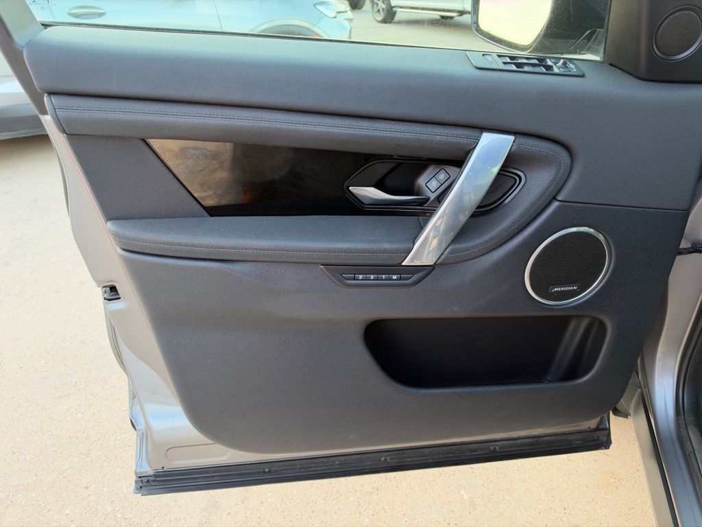Photo 21 of this LAND ROVER DISCOVERY SPORT