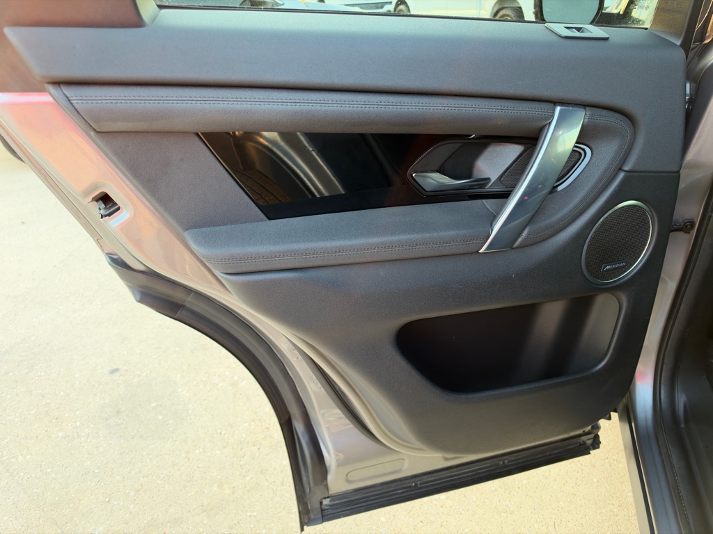 Photo 12 of this LAND ROVER DISCOVERY SPORT