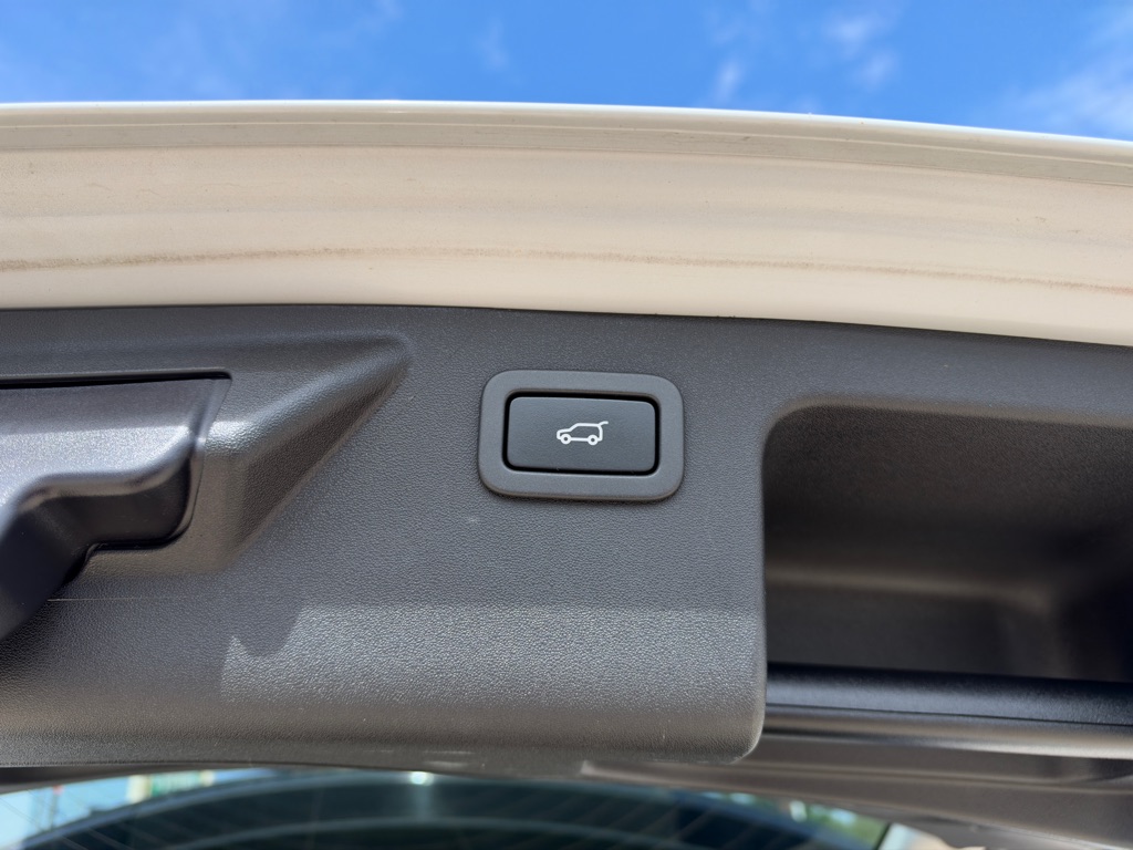 Photo 33 of this LAND ROVER DISCOVERY SPORT