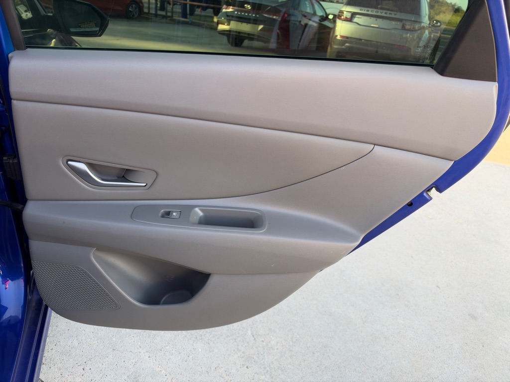 Photo 18 of this HYUNDAI ELANTRA