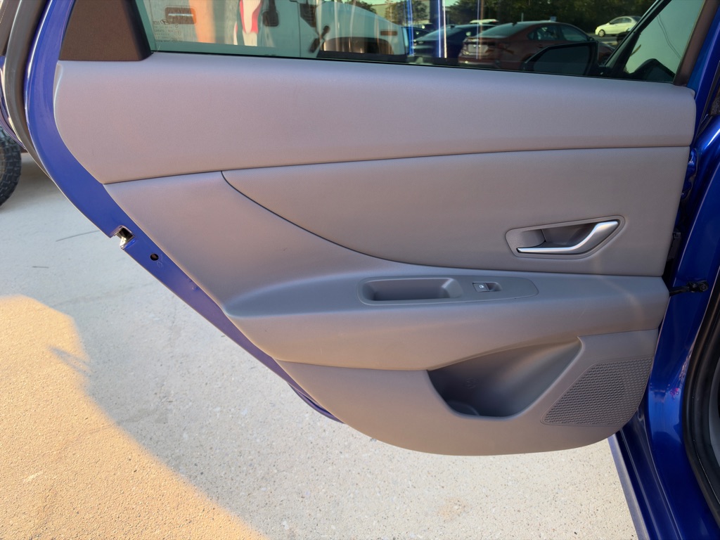 Photo 15 of this HYUNDAI ELANTRA