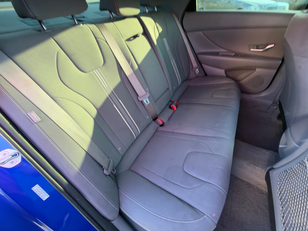 Photo 16 of this HYUNDAI ELANTRA