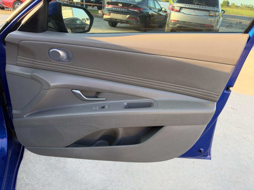 Photo 21 of this HYUNDAI ELANTRA