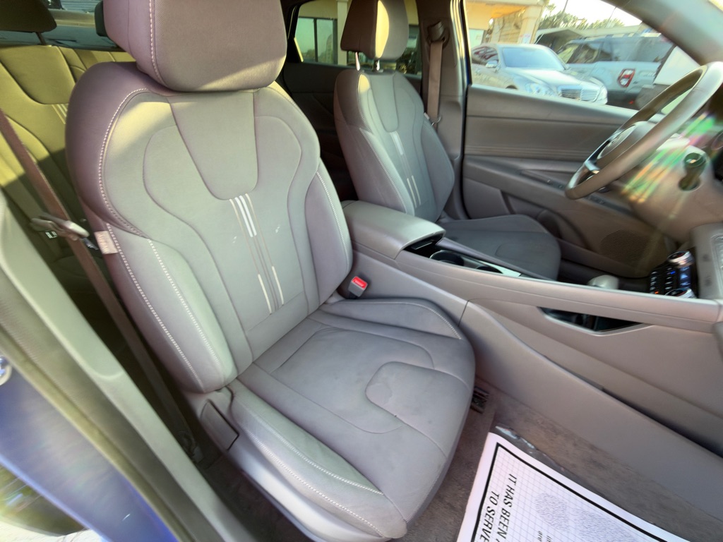 Photo 19 of this HYUNDAI ELANTRA