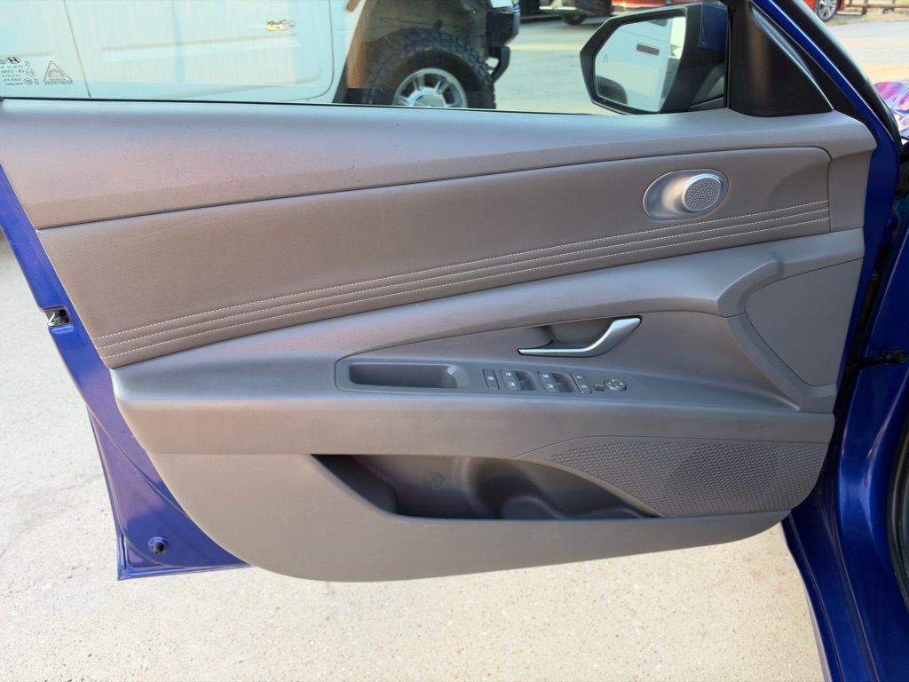 Photo 24 of this HYUNDAI ELANTRA