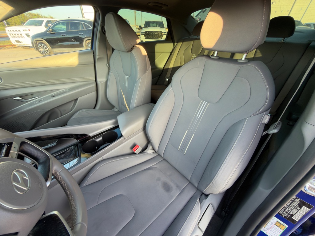Photo 22 of this HYUNDAI ELANTRA