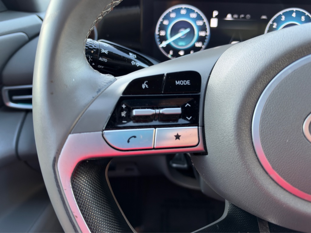 Photo 31 of this HYUNDAI ELANTRA