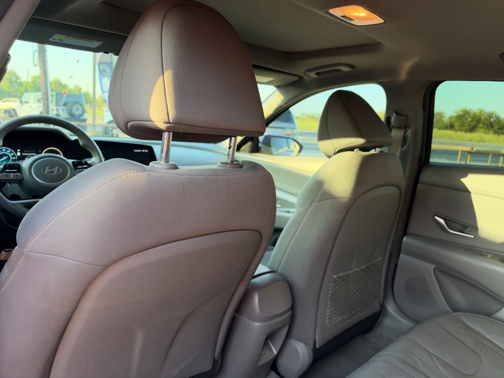 Photo 14 of this HYUNDAI ELANTRA