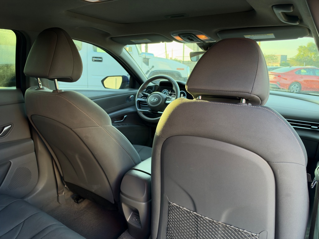 Photo 17 of this HYUNDAI ELANTRA