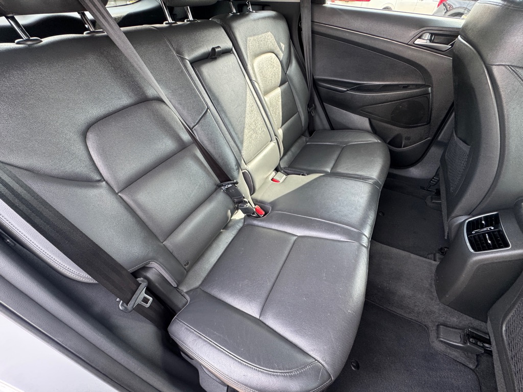 Photo 16 of this HYUNDAI TUCSON