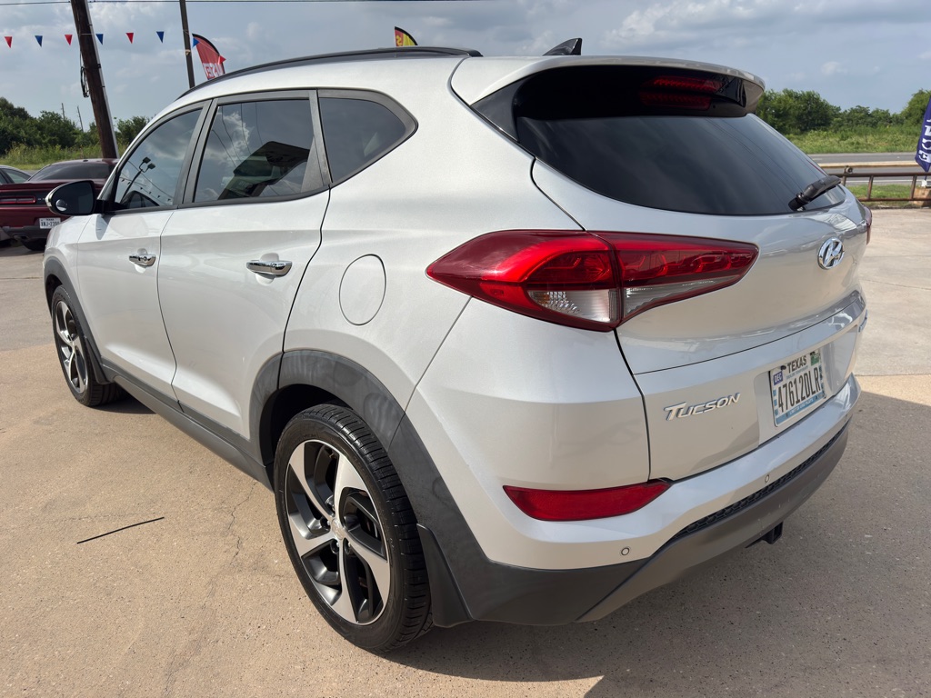Photo 7 of this HYUNDAI TUCSON