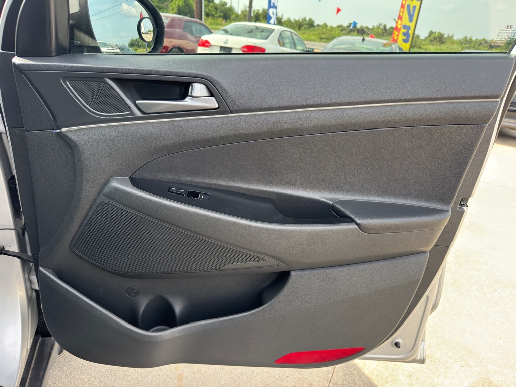 Photo 21 of this HYUNDAI TUCSON