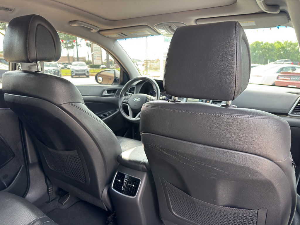 Photo 17 of this HYUNDAI TUCSON