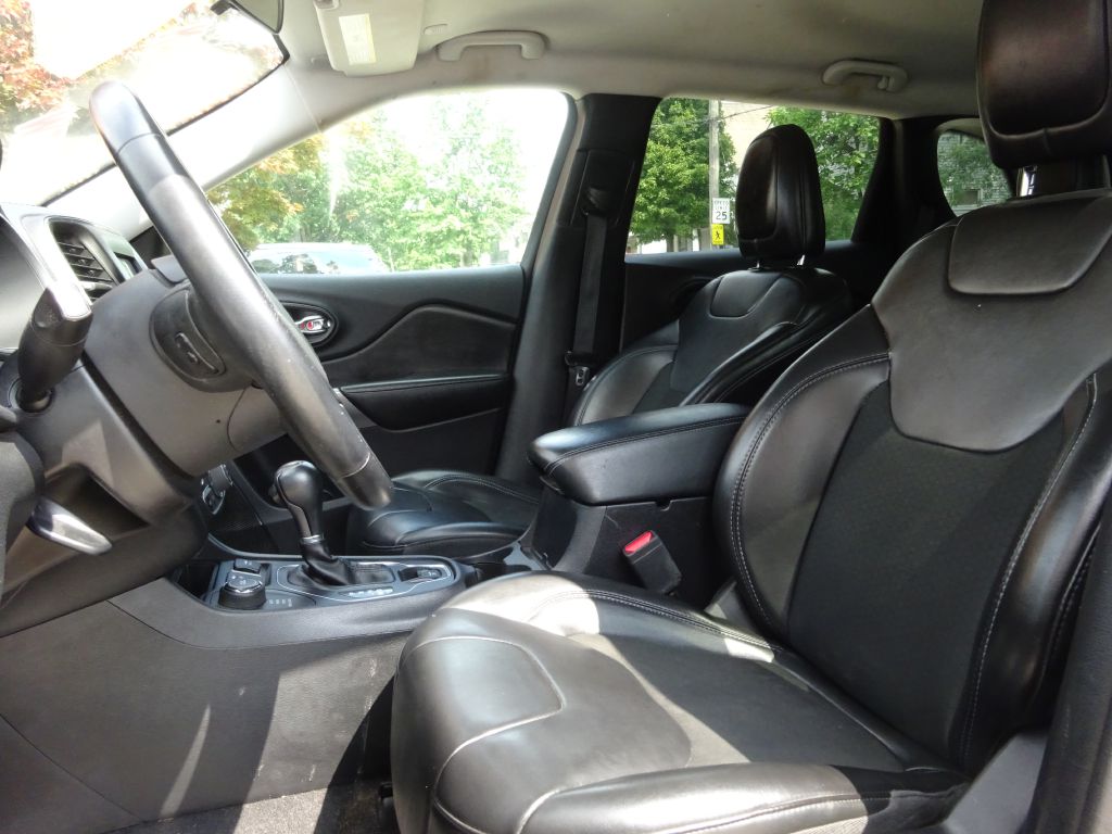 Photo 8 of this JEEP CHEROKEE