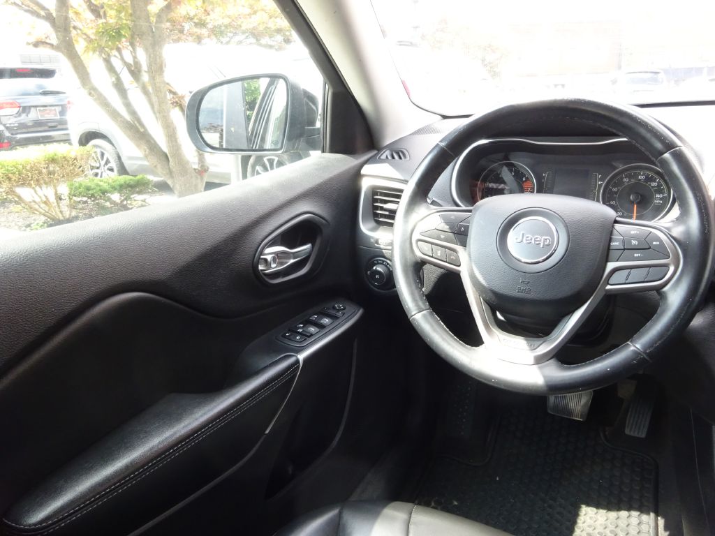Photo 11 of this JEEP CHEROKEE