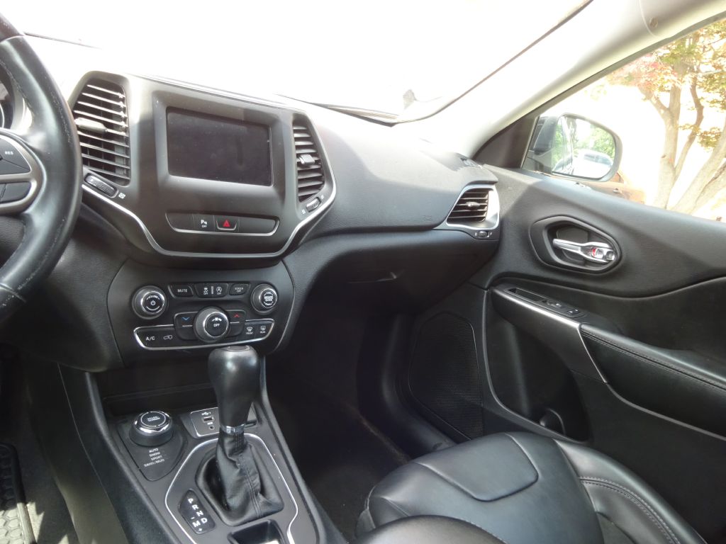 Photo 12 of this JEEP CHEROKEE
