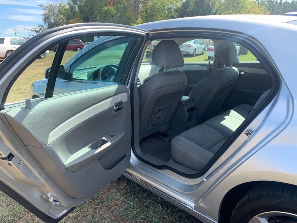 Photo 13 of this CHEVROLET MALIBU