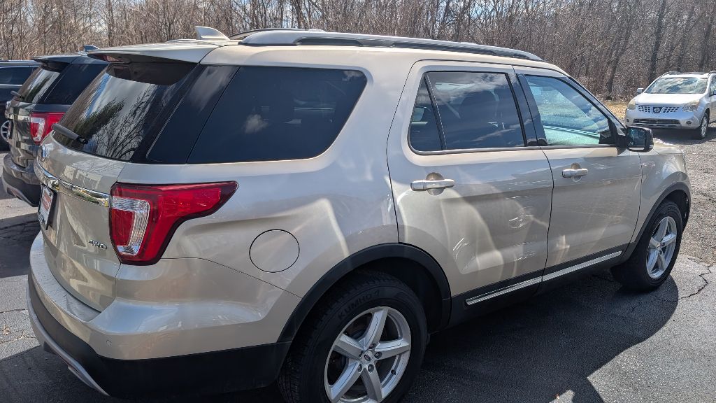 Photo 4 of this FORD EXPLORER