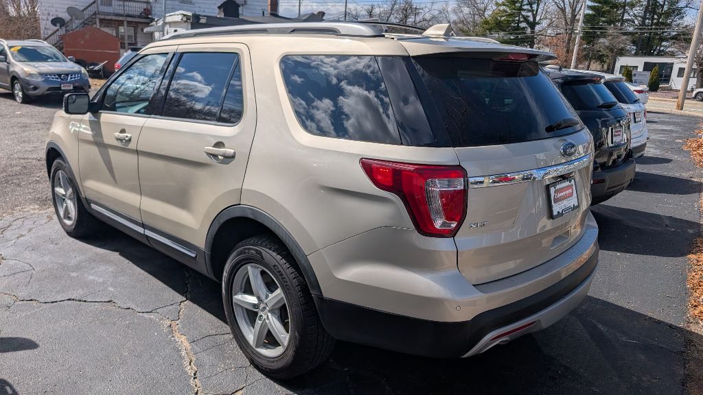 Photo 3 of this FORD EXPLORER