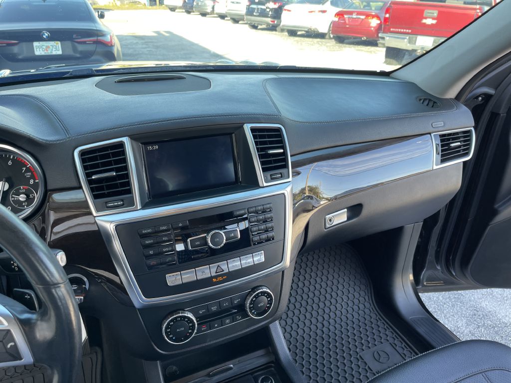 Photo 10 of this MERCEDES-BENZ GL -450