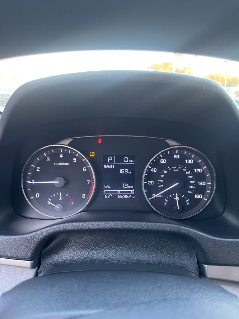 Photo 8 of this HYUNDAI ELANTRA