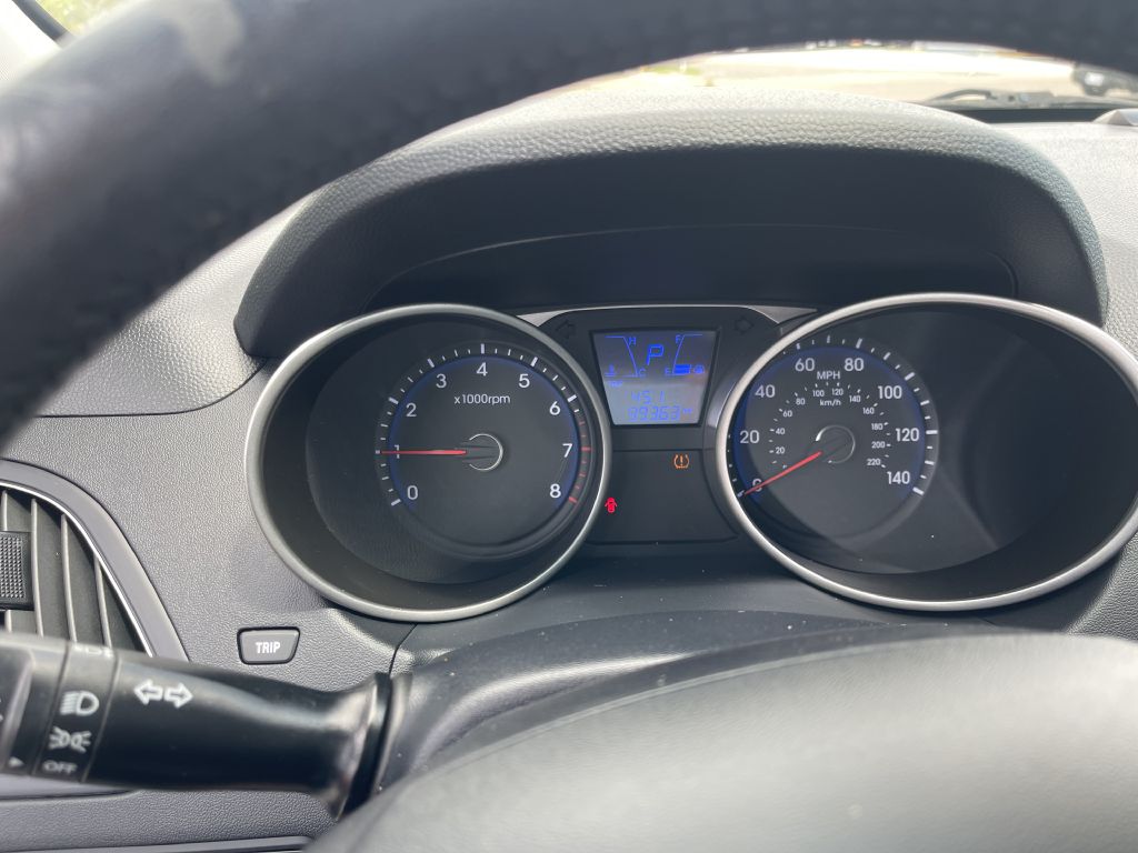 Photo 7 of this HYUNDAI TUCSON