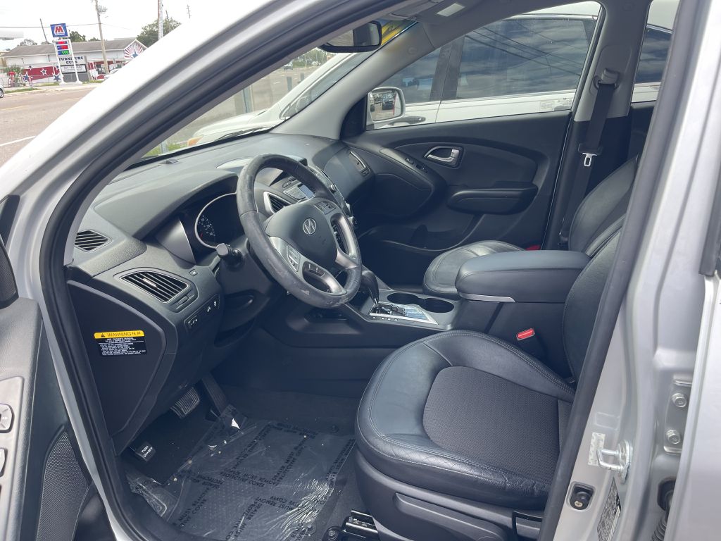 Photo 9 of this HYUNDAI TUCSON