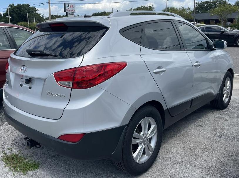 Photo 4 of this HYUNDAI TUCSON