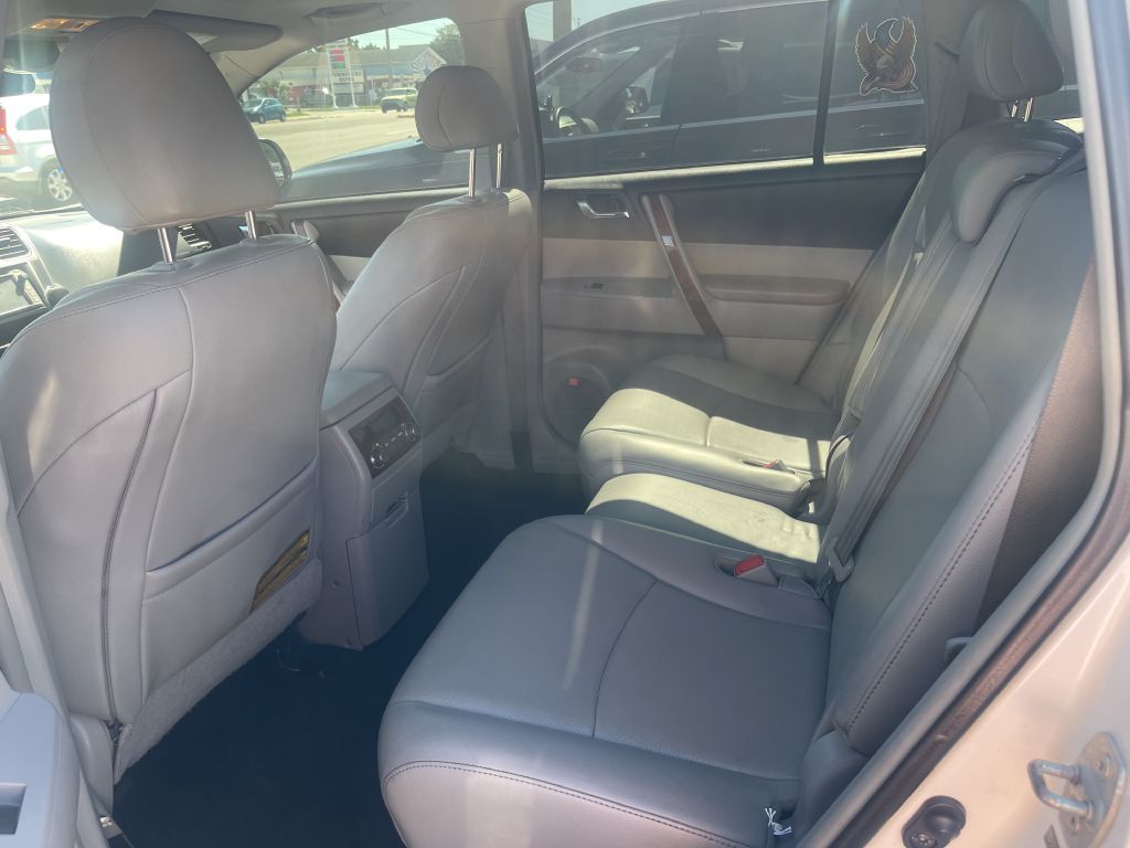Photo 9 of this TOYOTA HIGHLANDER