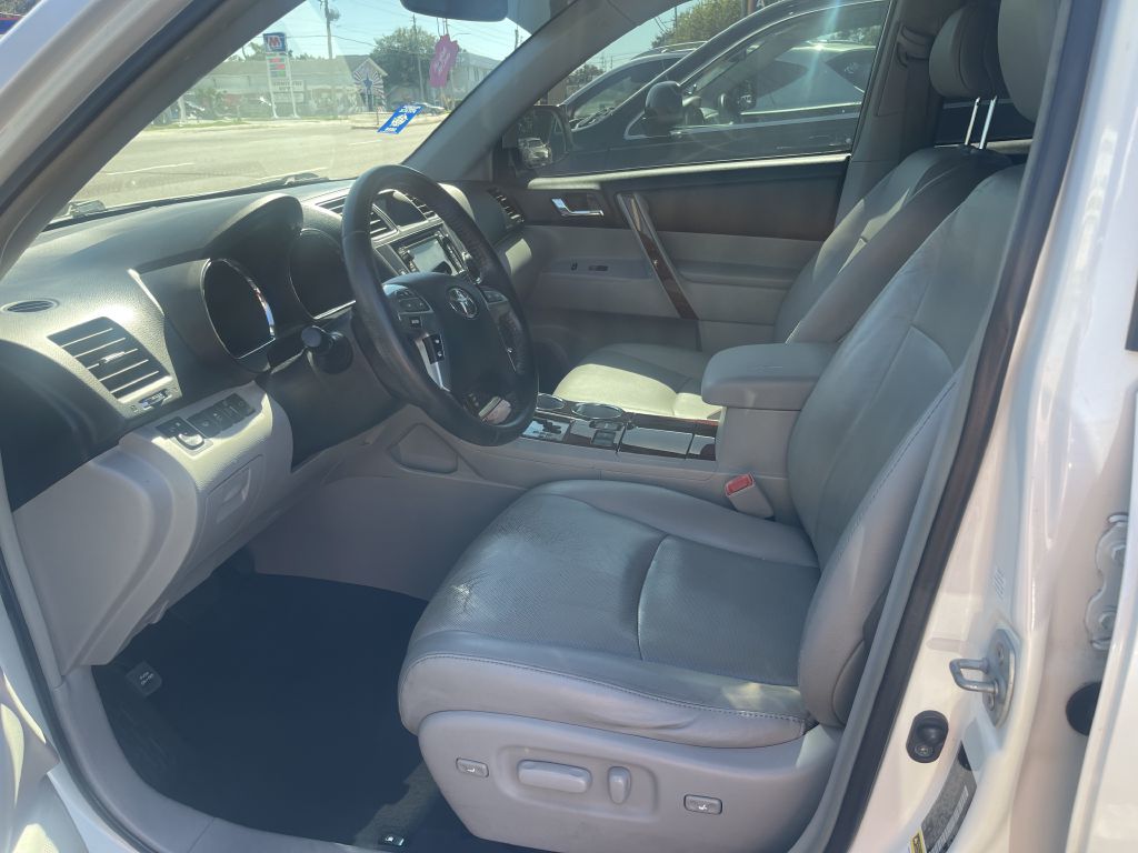 Photo 13 of this TOYOTA HIGHLANDER
