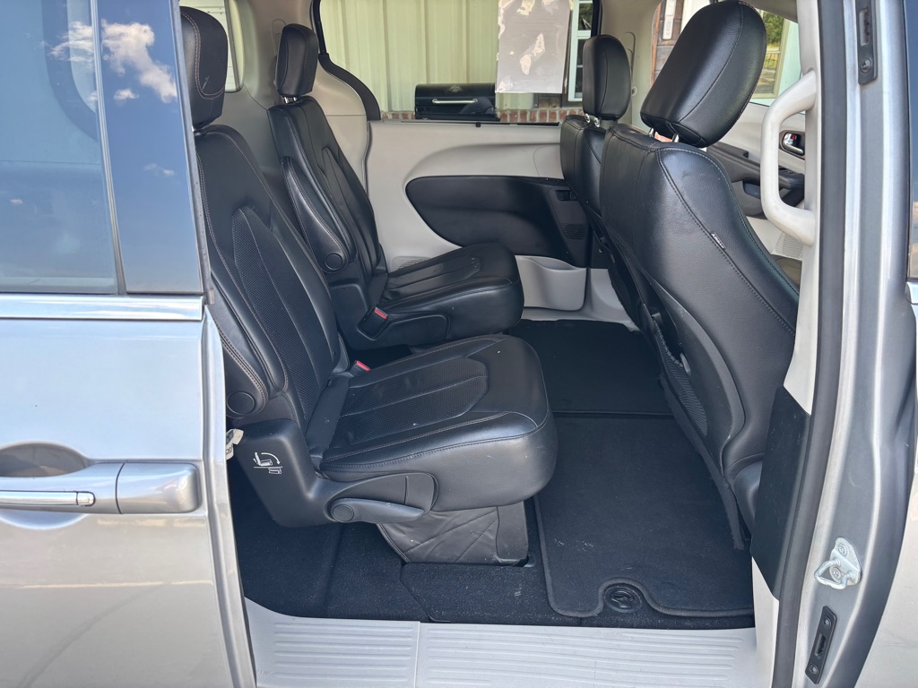 Photo 11 of this CHRYSLER PACIFICA
