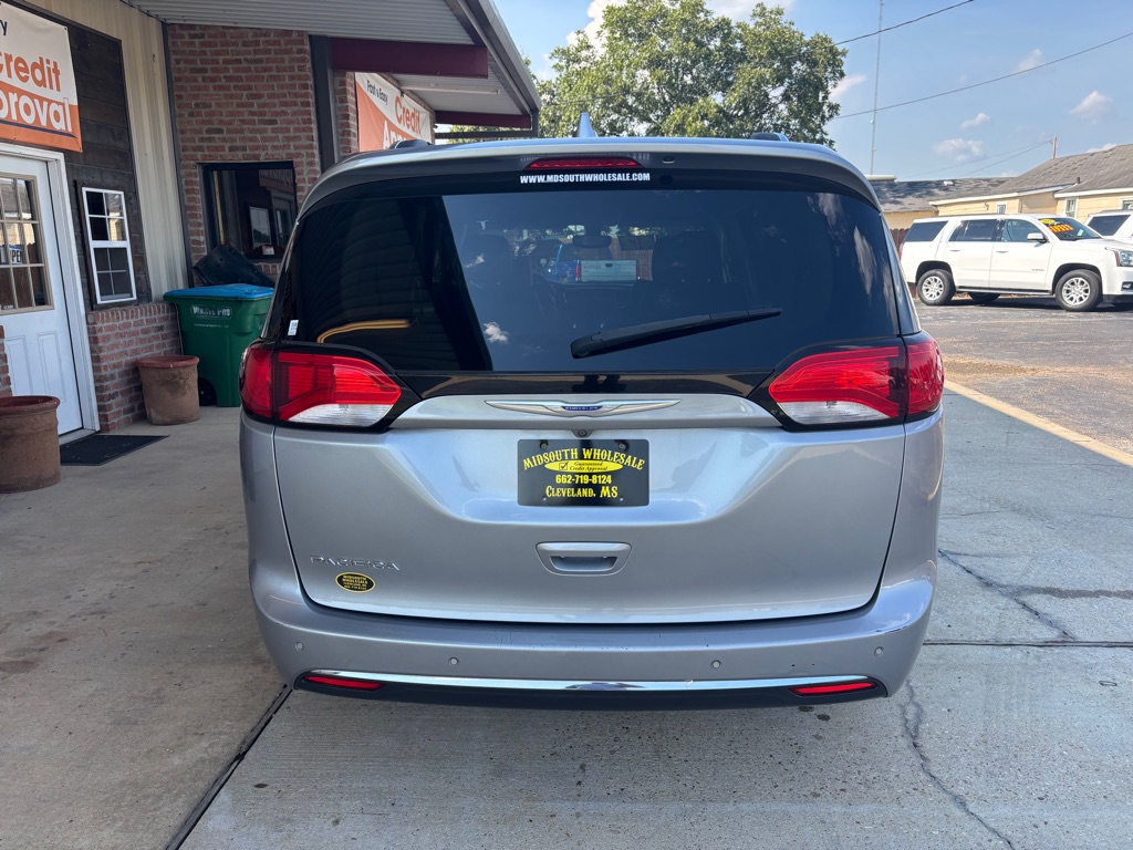 Photo 4 of this CHRYSLER PACIFICA