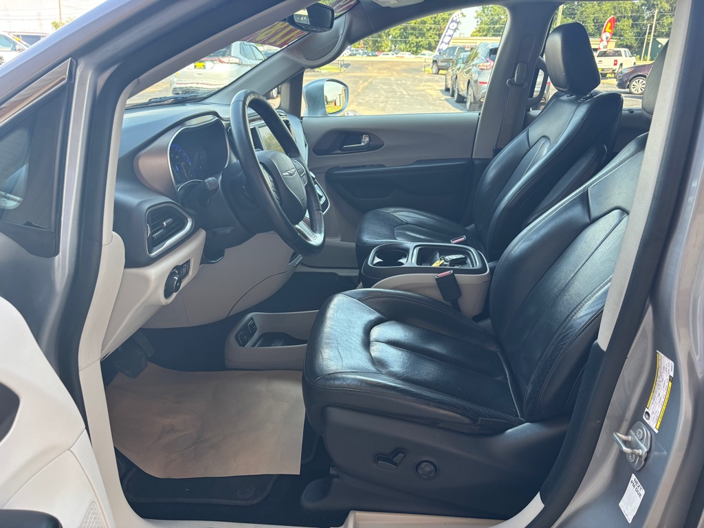Photo 8 of this CHRYSLER PACIFICA