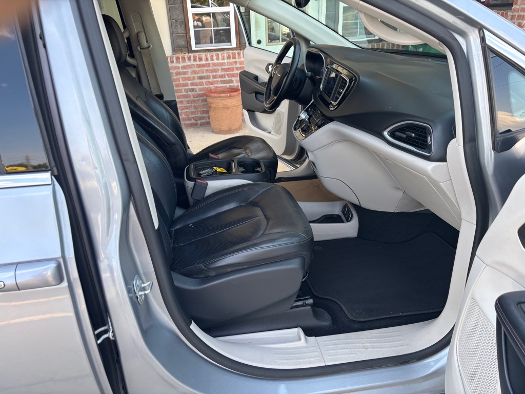 Photo 12 of this CHRYSLER PACIFICA